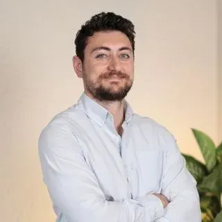 Fzt. Yiğit Mert Kılıç — Fizyoterapi Ve Rehabilitasyon, İzmir. Portre fotoğrafı.