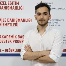 Psk. Ömür Güngör — Psikoloji, Aydın. Portre fotoğrafı.