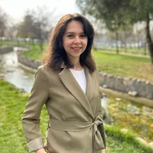 Psk. İrem Coşar — Psikoloji. Portre fotoğrafı.