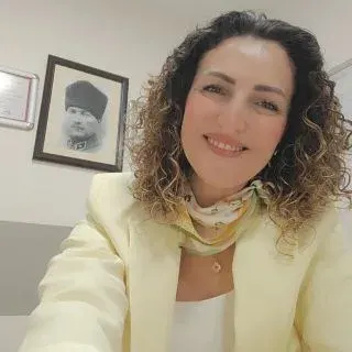 Dyt. Zuhal Güler Çelik — Diyetisyen, Şişli, İstanbul. Portre fotoğrafı.