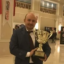 Dt. Mustafa Nüvit Karakaşlı — Diş Hekimi, İstanbul. Portre fotoğrafı.