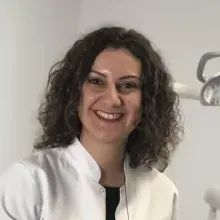 Dr. Dt. Özge Ekmen — Ortodonti, İstanbul. Portre fotoğrafı.