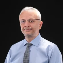 Doç. Dr. Azmi Tufan — Beyin Ve Sinir Cerrahisi, İstanbul. Portre fotoğrafı.
