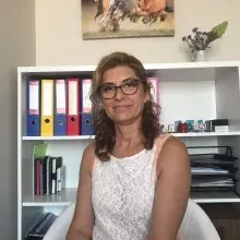 Uzm. Psk. Feraye Eker — Psikoloji, İzmir. Portre fotoğrafı.