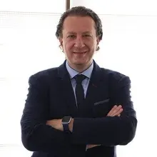 Doç. Dr. Bahadır Kan — Ağız Diş Ve Çene Cerrahisi, Kocaeli. Portre fotoğrafı.