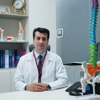 Uzm. Dr. Mehmet Rıdvan Yalın — İstanbul. Portre fotoğrafı.