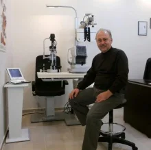 Uzm. Dr. Adnan Acar — Göz Hastalıkları, Antalya. Portre fotoğrafı.