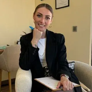 Kl. Psk. Merve Mulcar — Psikoloji, İstanbul. Portre fotoğrafı.
