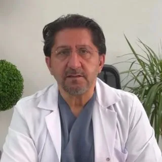 Op. Dr. İsmail Akdemir — Beyin Ve Sinir Cerrahisi, İzmir. Portre fotoğrafı.