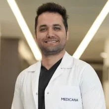 Op. Dr. Mehmet Tayfur — Göz Hastalıkları, Kadıköy, İstanbul. Portre fotoğrafı.