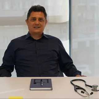 Uzm. Dr. Muharrem Tokmak — Göğüs Hastalıkları, İstanbul. Portre fotoğrafı.