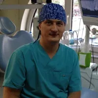 Dt. Umut Kural — Diş Hekimi, Kayseri. Portre fotoğrafı.