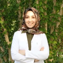 Dt. Gamze Güler — Diş Hekimi. Portre fotoğrafı.