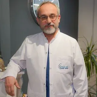 Prof. Dr. Onur Yaman — Beyin Ve Sinir Cerrahisi, İstanbul. Portre fotoğrafı.