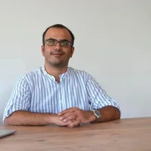 Uzm. Dr. Ozan Öğüt — Çocuk ve Ergen Psikiyatrisi, İzmir. Portre fotoğrafı.