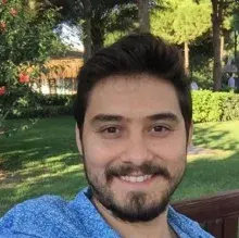 Uzm. Dt. Orhan Sarıosmanoğlu — Adana. Portre fotoğrafı.