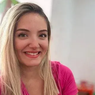 Dkt. Kübra Deniz Başaran — Dil ve Konuşma Terapisi, Muğla. Portre fotoğrafı.