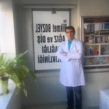 Dt. Hikmet Bozyel — Diş Hekimi, Diyarbakır. Portre fotoğrafı.