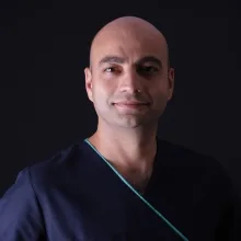 Dr. Dt. Mete Toptaş — Periodontoloji, İstanbul. Portre fotoğrafı.