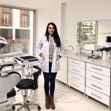 Uzm. Dt. Zeynep Aydın — Diş Hekimi, Kırşehir. Portre fotoğrafı.