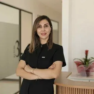 Dr. Dt. Zeynep Uzgur — Protetik Diş Tedavisi, Kocaeli. Portre fotoğrafı.