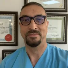 Prof. Dr. Hasan Berat Cihan — Kalp Ve Damar Cerrahisi, İstanbul. Portre fotoğrafı.