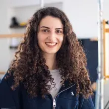 Fzt. Aysu Doğan — Fizyoterapi Ve Rehabilitasyon, İzmir. Portre fotoğrafı.