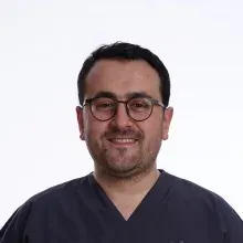 Dt. Mehmet Akbul — Diş Hekimi, İstanbul. Portre fotoğrafı.
