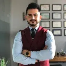 Dyt. Görkem Mercan — Diyetisyen, İzmir. Portre fotoğrafı.