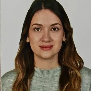Fzt. Sena Bilge Yıldız — Fizyoterapi Ve Rehabilitasyon, İstanbul. Portre fotoğrafı.