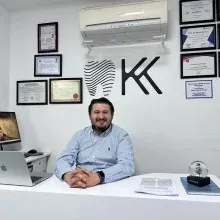 Uzm. Dt. Kutay Karaca — İzmir. Portre fotoğrafı.