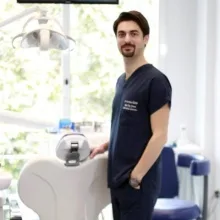 Dr. Dt. Can Berk Özer — İstanbul. Portre fotoğrafı.