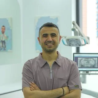 Dt. Nihat Türkoğlu — Diş Hekimi, Sakarya. Portre fotoğrafı.