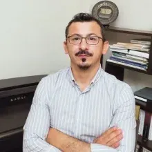 Uzm. Dr. Serkan Bayad — Psikiyatri, Manisa. Portre fotoğrafı.