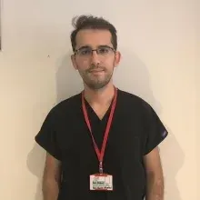 Dt. Halil Buran — Diş Hekimi, İzmir. Portre fotoğrafı.