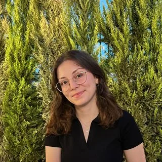 Dkt. Nazlı Durmuş — Dil ve Konuşma Terapisi. Portre fotoğrafı.