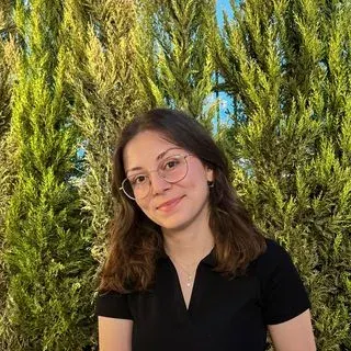 Dkt. Nazlı Durmuş — Dil ve Konuşma Terapisi. Portre fotoğrafı.