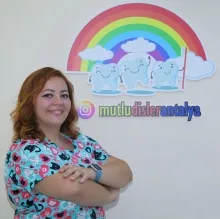 Dr. Dt. Seda Önol — Çocuk Diş Hekimliği (Pedodonti), Antalya. Portre fotoğrafı.