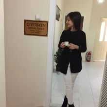 Dyt. Songül Önder — Diyetisyen, Adana. Portre fotoğrafı.