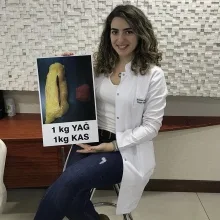Uzm. Dyt. Özge Ofluoğlu Fidancı — Diyetisyen, İzmir. Portre fotoğrafı.