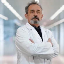 Op. Dr. Taşkan Akdeniz — Beyin Ve Sinir Cerrahisi, Ataşehir, İstanbul. Portre fotoğrafı.