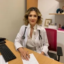 Doç. Dr. Müjgan Tek — Kardiyoloji, Ankara. Portre fotoğrafı.