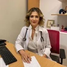 Doç. Dr. Müjgan Tek — Kardiyoloji, Ankara. Portre fotoğrafı.