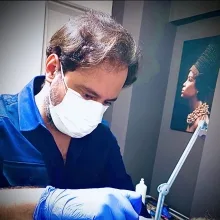 Dr. Cumhur Bora — Mezoterapi, İstanbul. Portre fotoğrafı.
