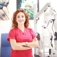 Op. Dr. Özgül Karacan Uğurtay — Göz Hastalıkları, İstanbul. Portre fotoğrafı.