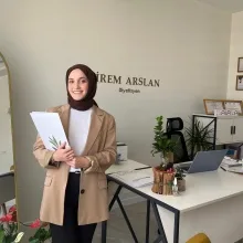Dyt. İrem Arslan — Diyetisyen, Balıkesir. Portre fotoğrafı.