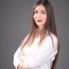 Dt. Ece Ergökten — Diş Hekimi, Eskişehir. Portre fotoğrafı.
