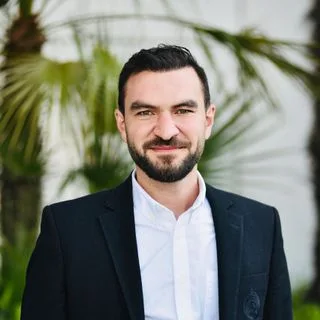 Doç. Dr. Ali İhsan Kılıç — Ortopedi Ve Travmatoloji, Çiğli, İzmir. Portre fotoğrafı.