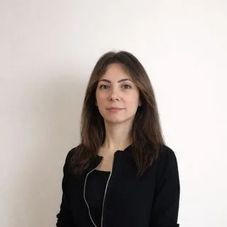 Psk. İzel Gamze Özkan — Psikoloji, İzmir. Portre fotoğrafı.