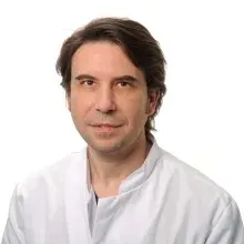 Doç. Dr. Sinan Deniz. Portre fotoğrafı.